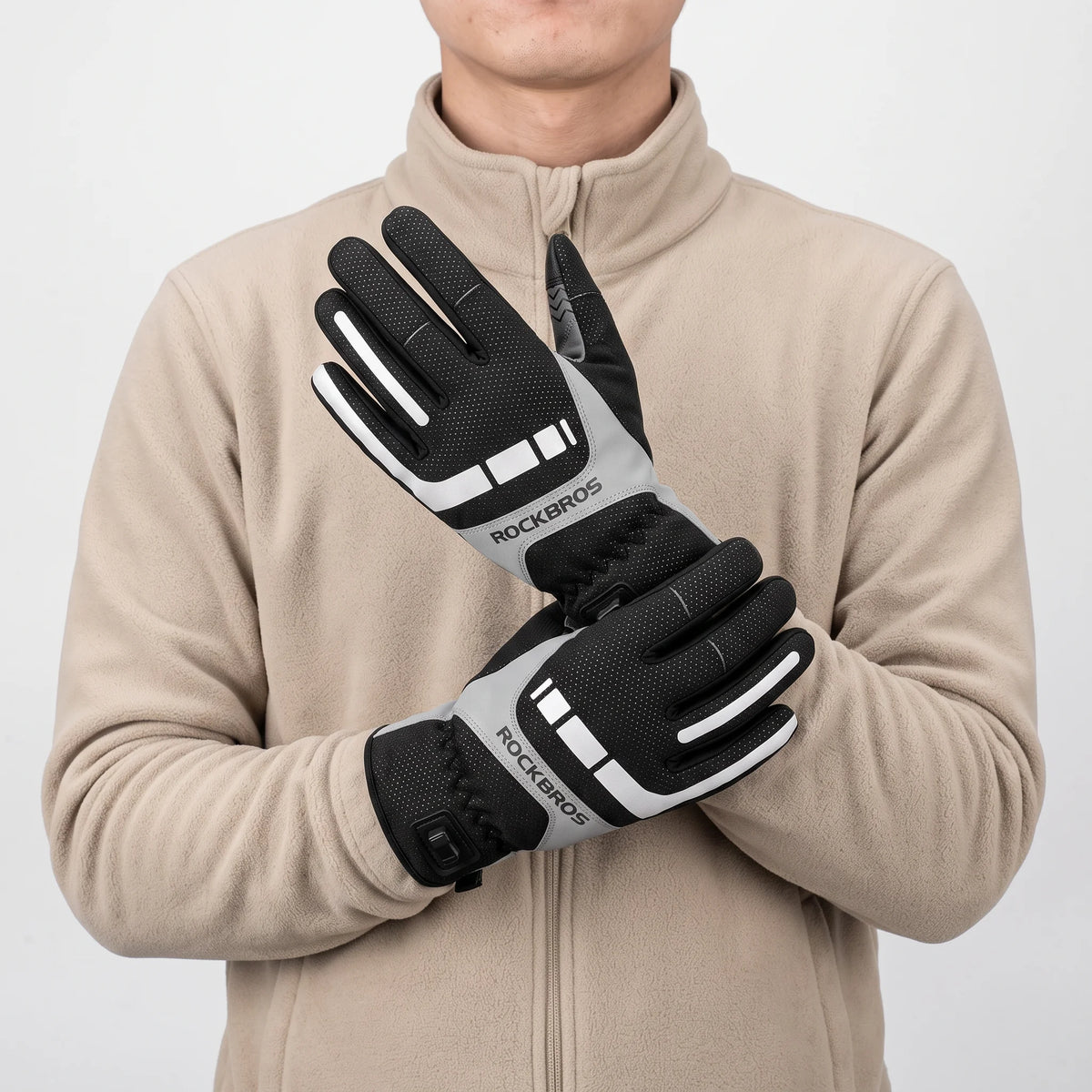 Gants chauffants USB portés, mains devant la poitrine
