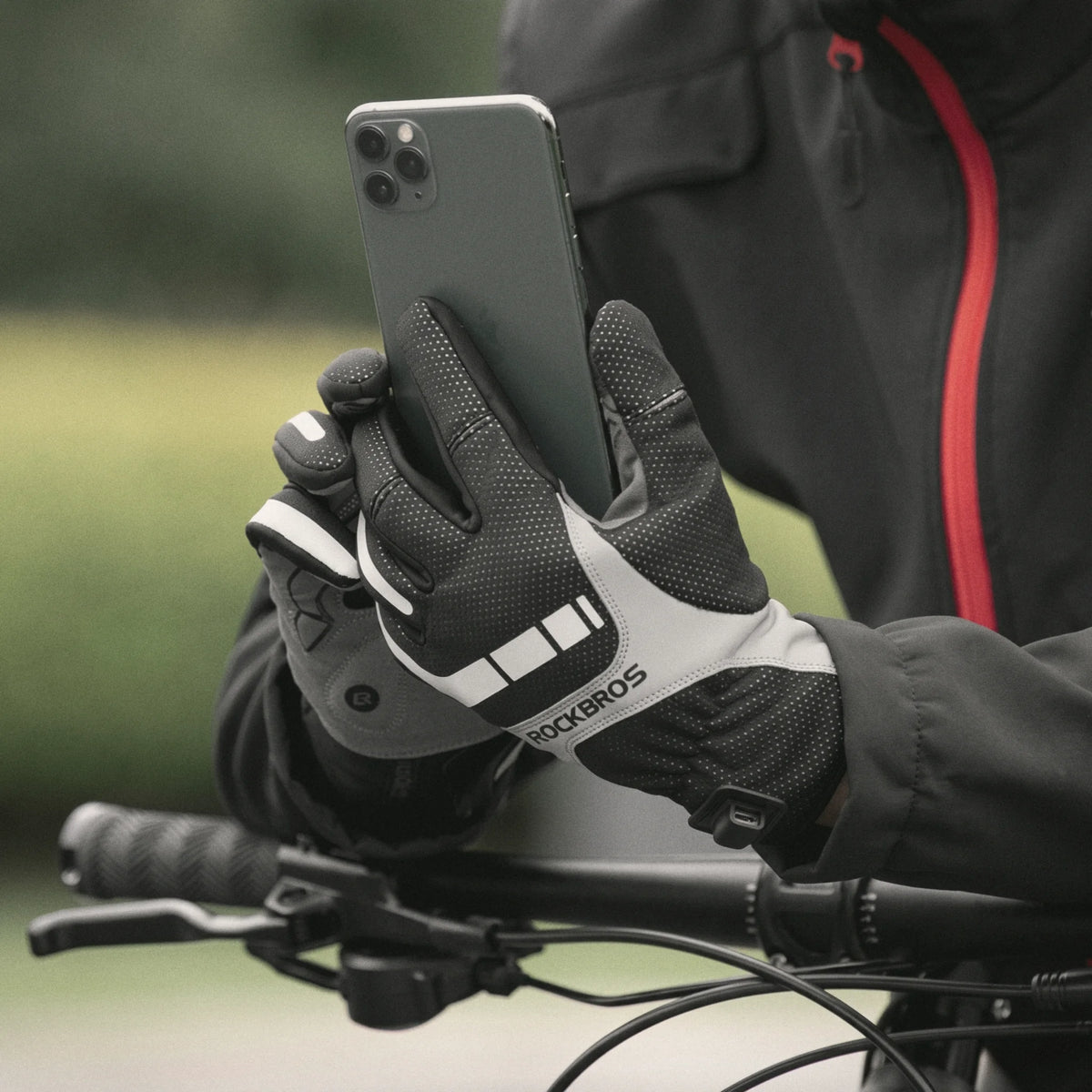Gant chauffant tactile à vélo : le téléphone en main sans retirer les gants