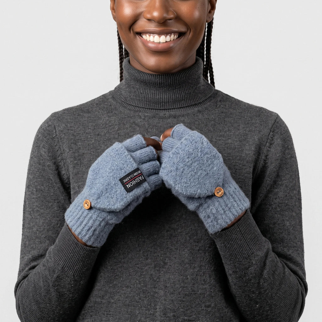 Mitaines chauffantes à rabat bleu gris portées par une femme souriante en pull anthracite