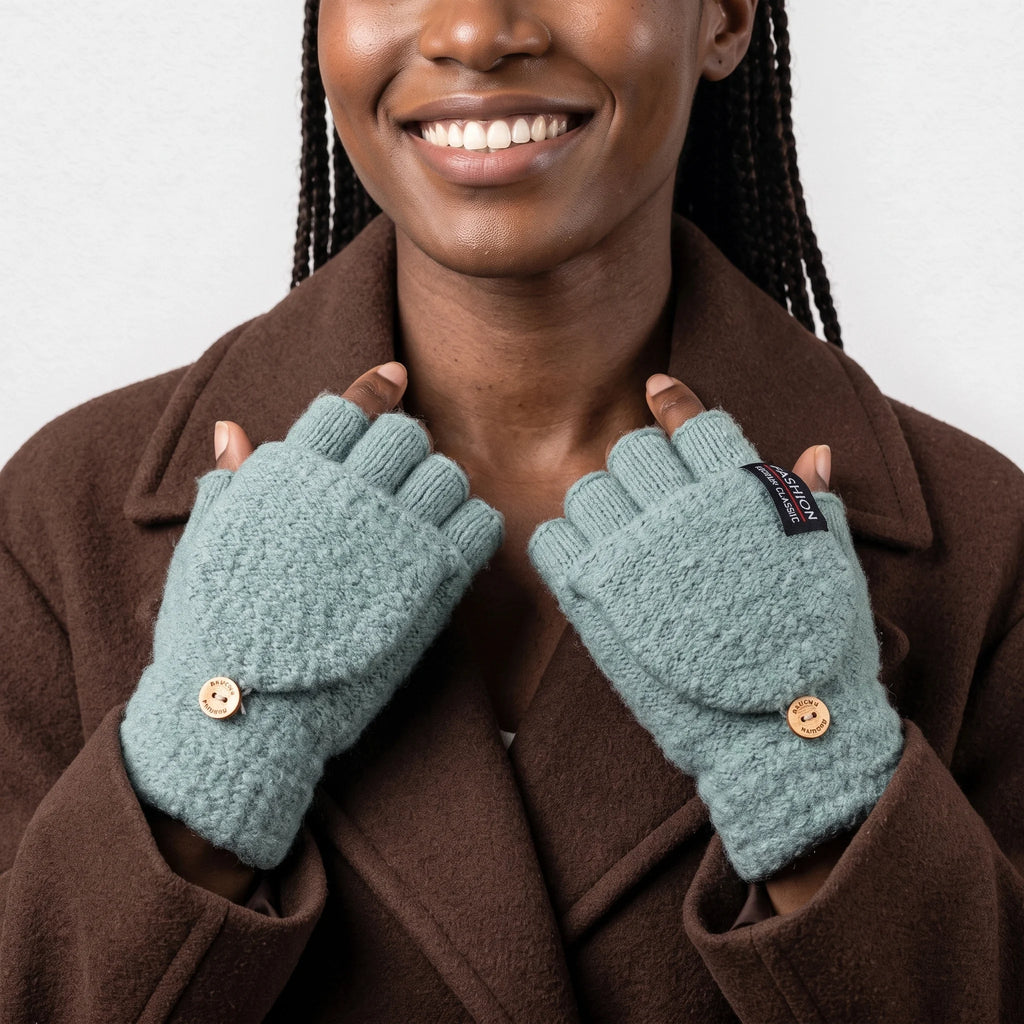 Mitaines chauffantes à rabat vert d'eau portées par une femme souriante en manteau brun