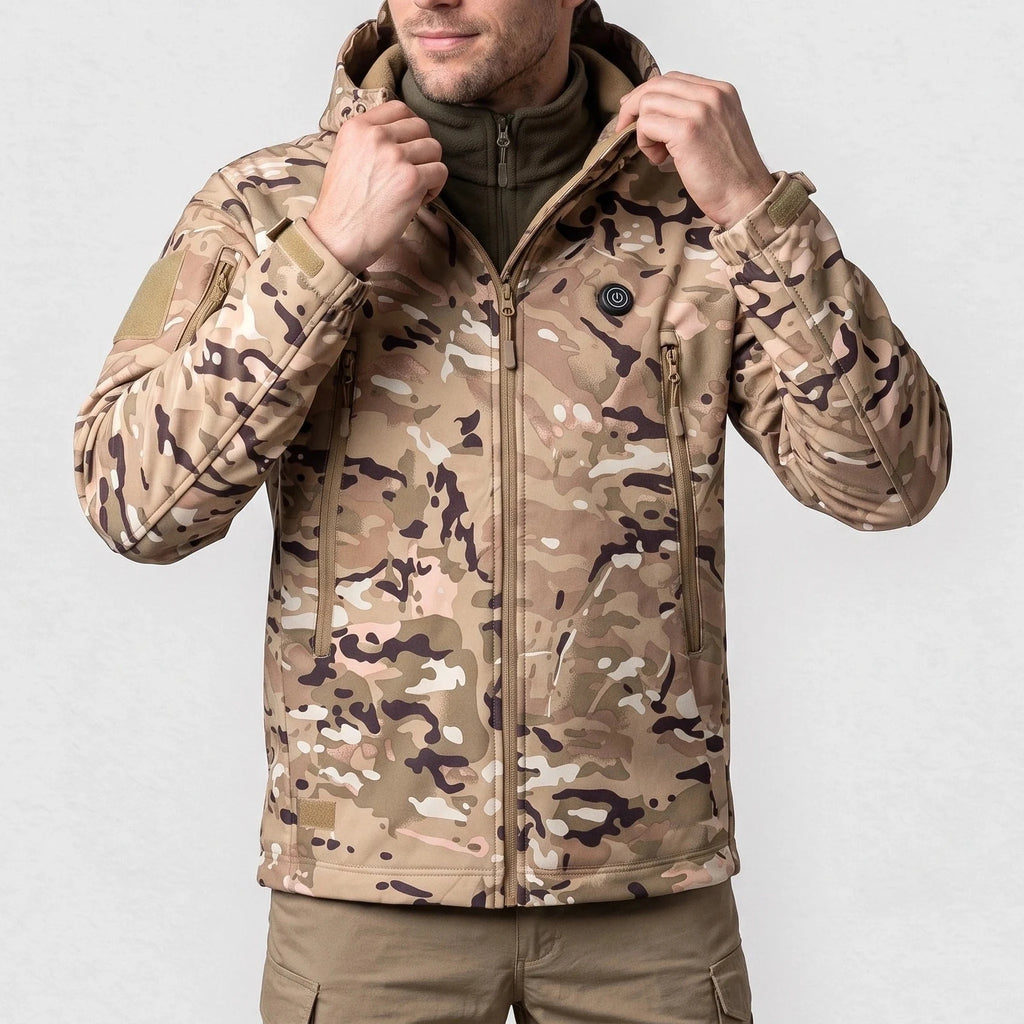 Veste softshell chauffante camouflage à capuche portée par un homme qui ajuste les cordons du col