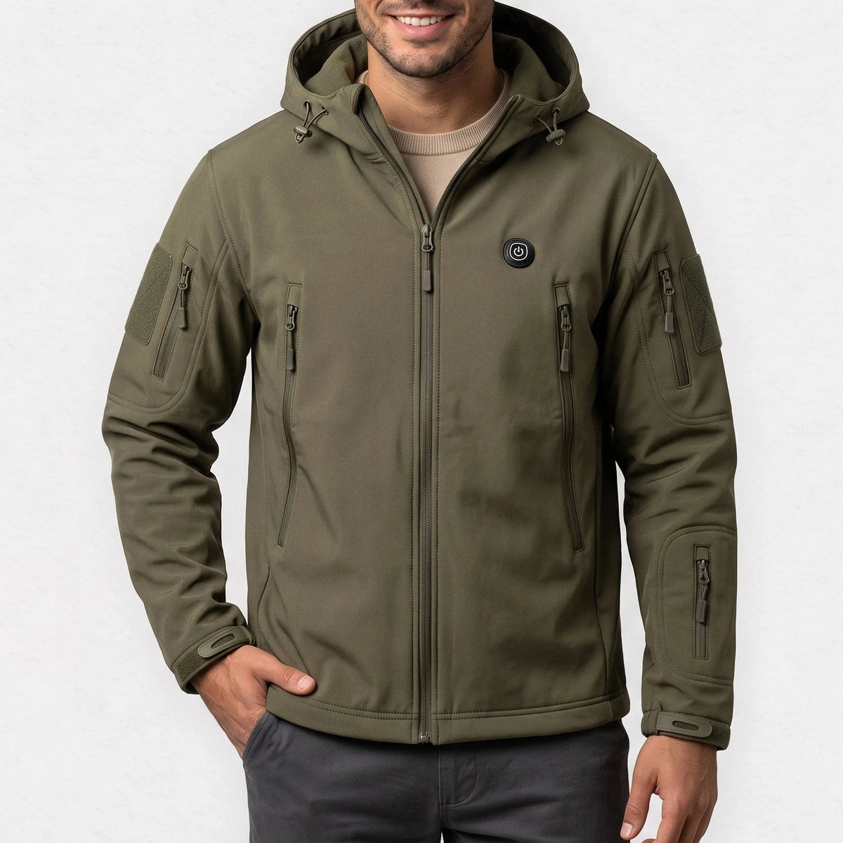 Veste softshell chauffante vert armée à capuche portée par un homme souriant, une main en poche