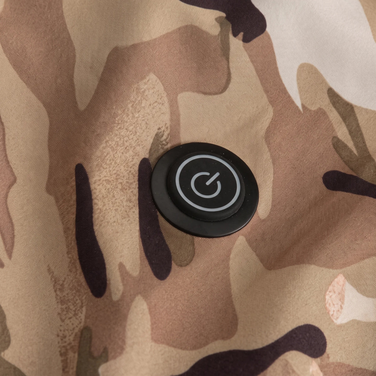 Bouton de chauffe rond sur la poitrine de la veste camouflage