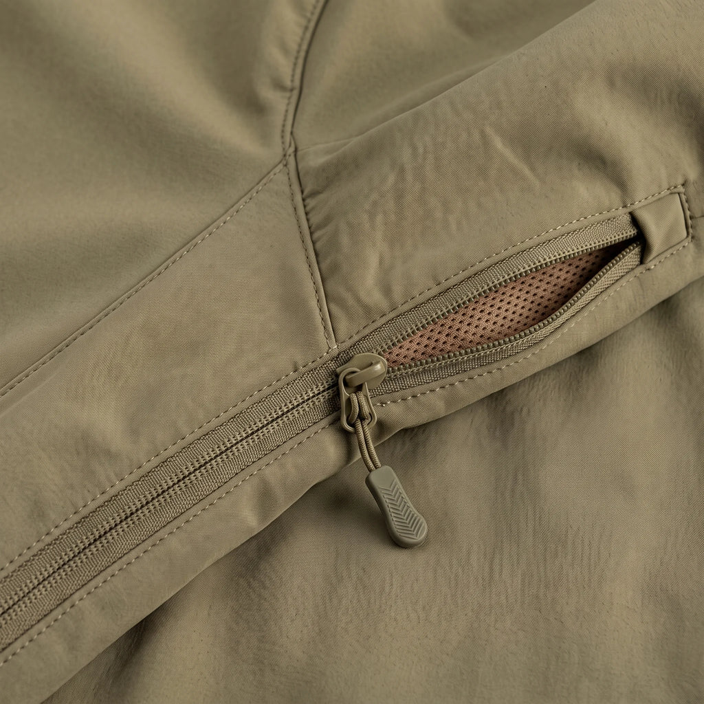 Aération zippée sous le bras de la veste softshell vert armée