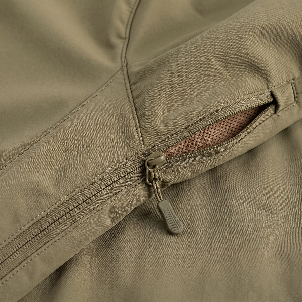 Aération zippée sous le bras de la veste softshell vert armée