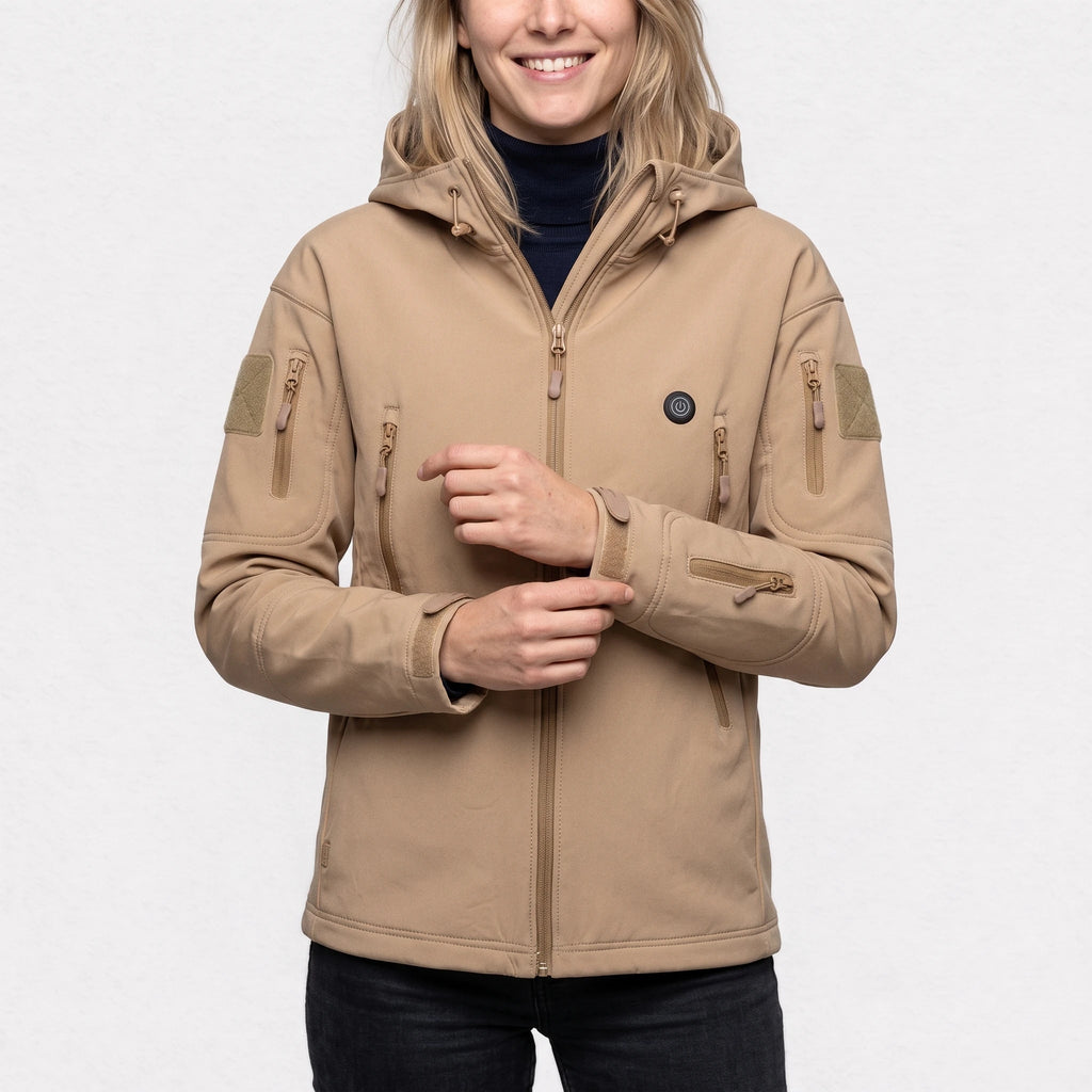 Veste softshell chauffante sable portée par une femme souriante qui ajuste son poignet