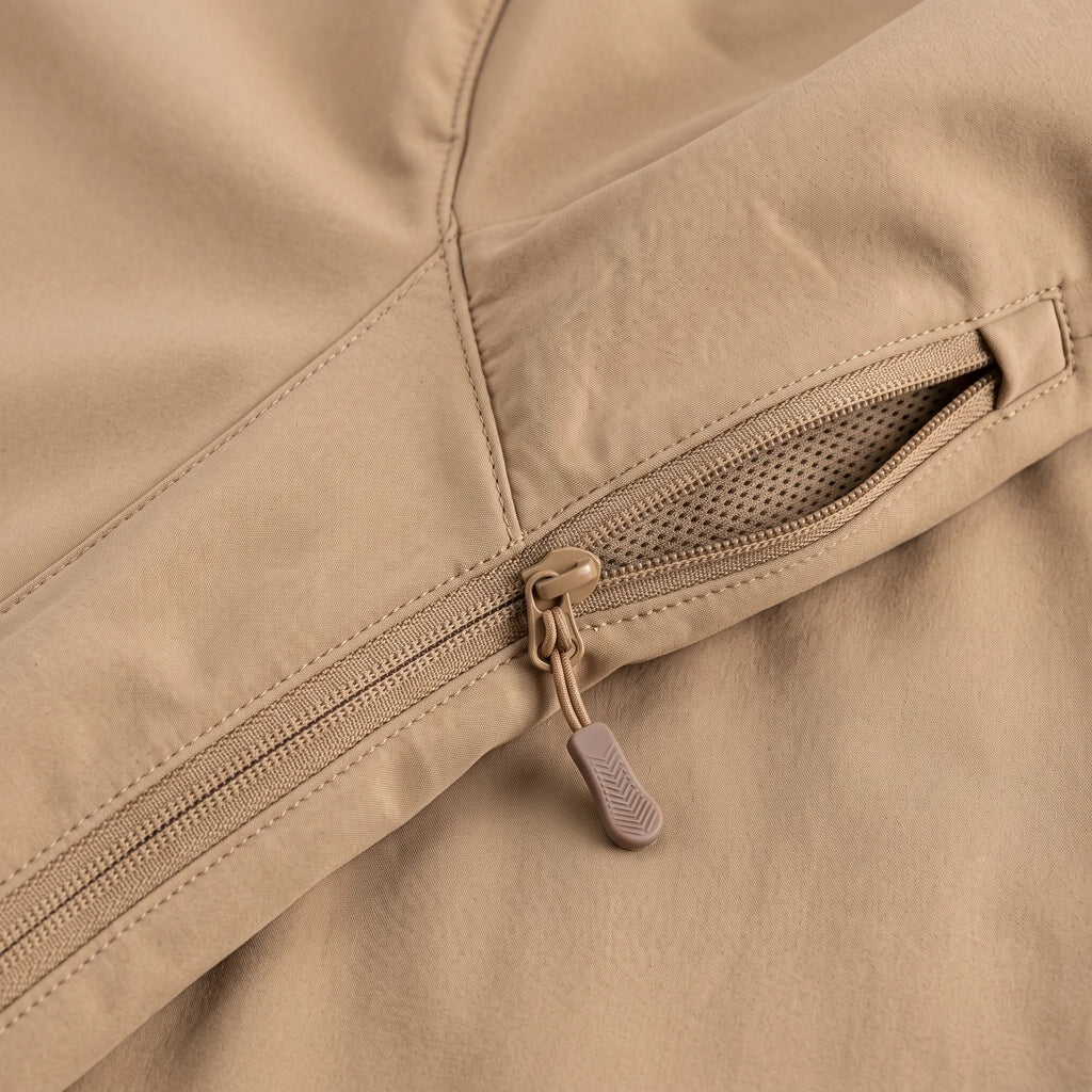 Aération zippée sous le bras de la veste softshell sable