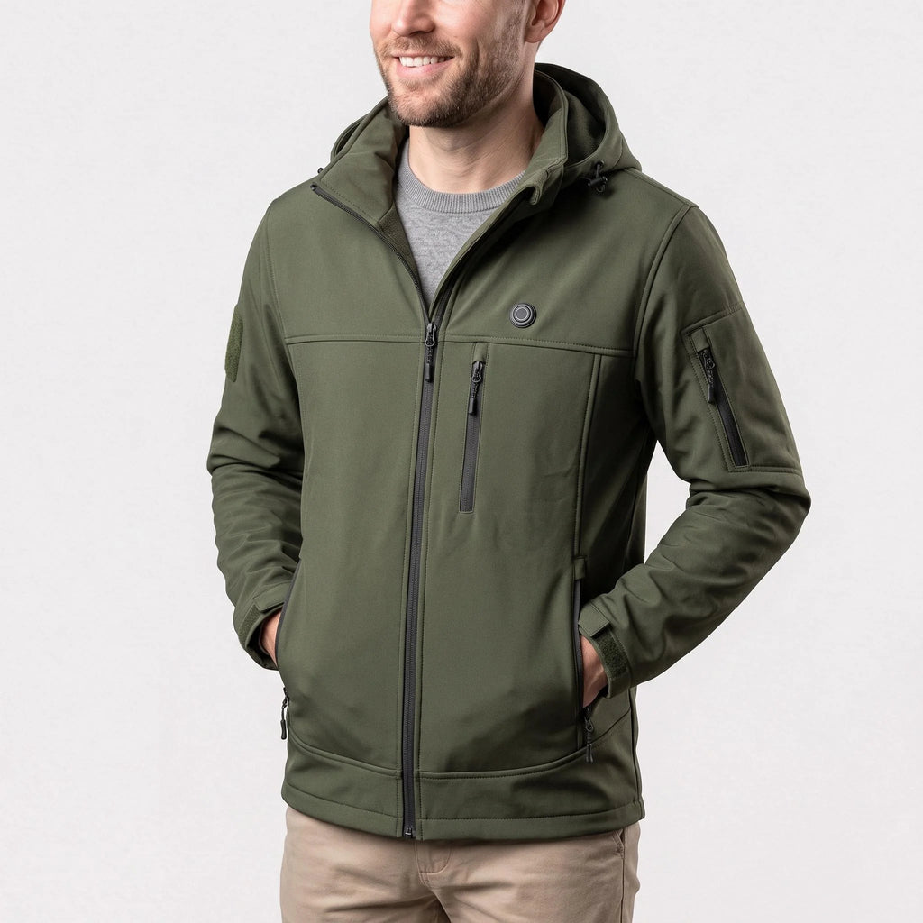 Veste chauffante vert olive à capuche portée par un homme souriant, les mains dans les poches