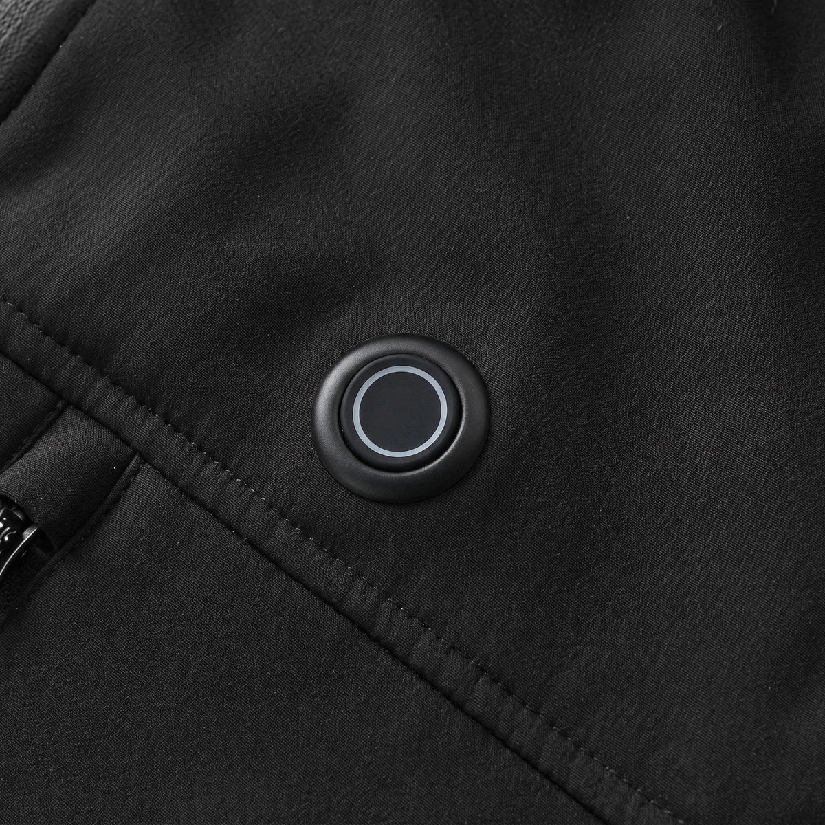 Bouton de chauffe rond sur la poitrine de la veste noire