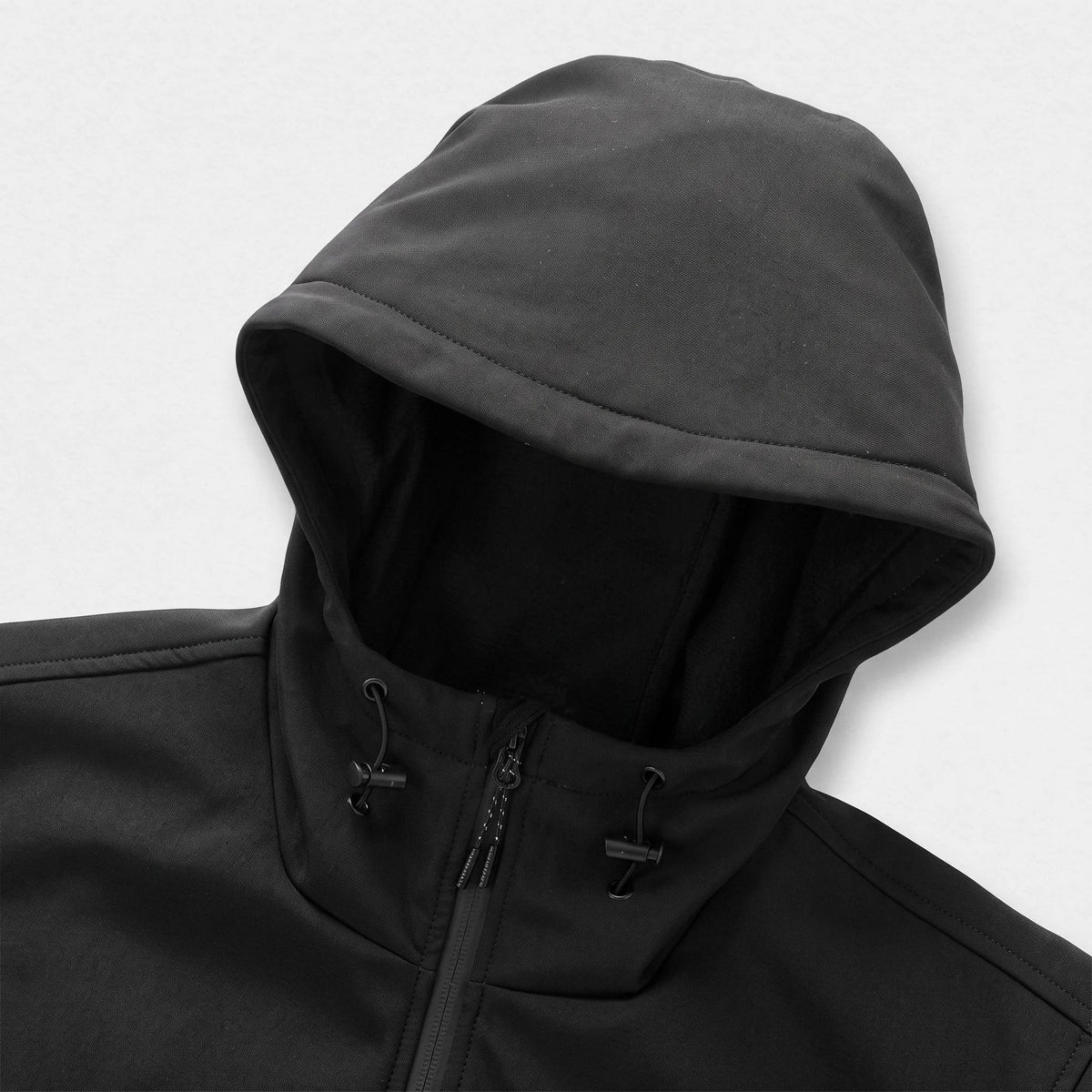 Capuche de la veste noire réglable par deux cordons au col