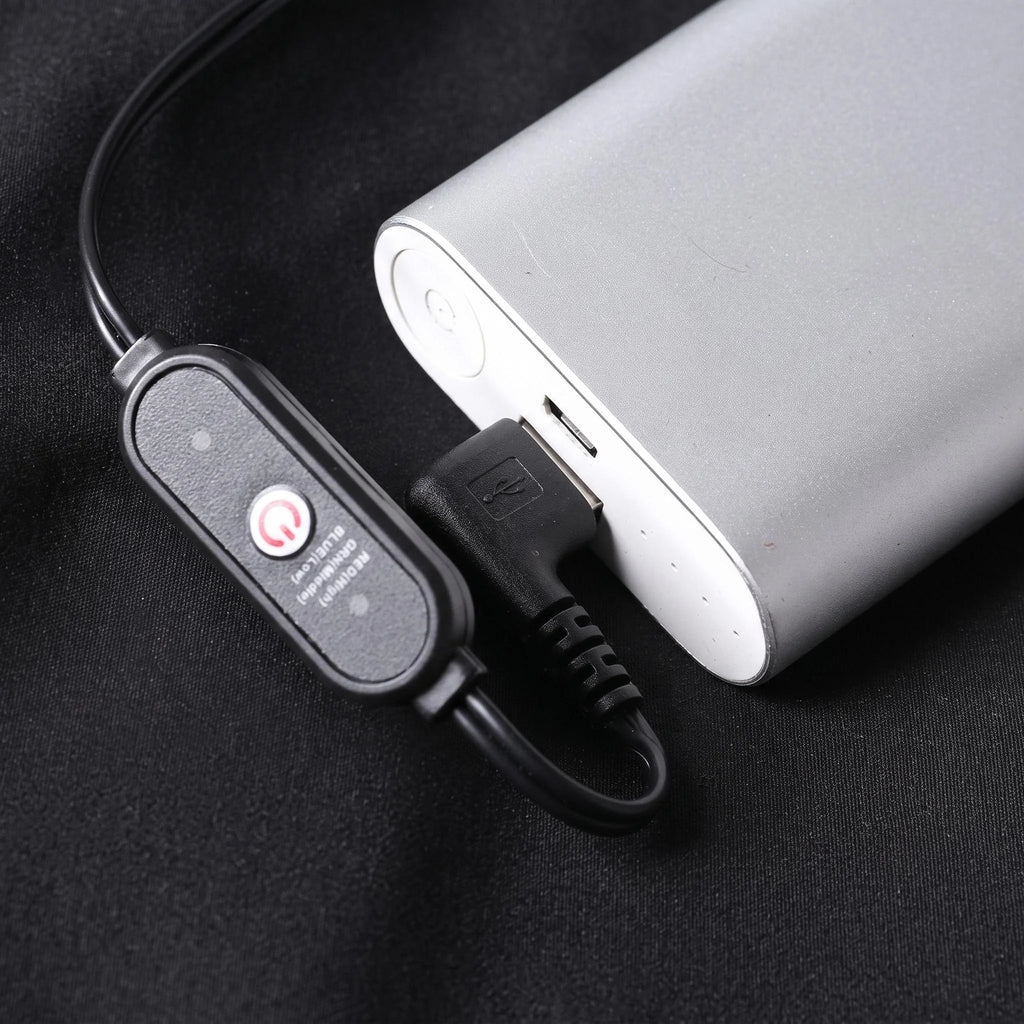Prise USB coudée de la veste branchée sur une batterie externe, batterie non incluse