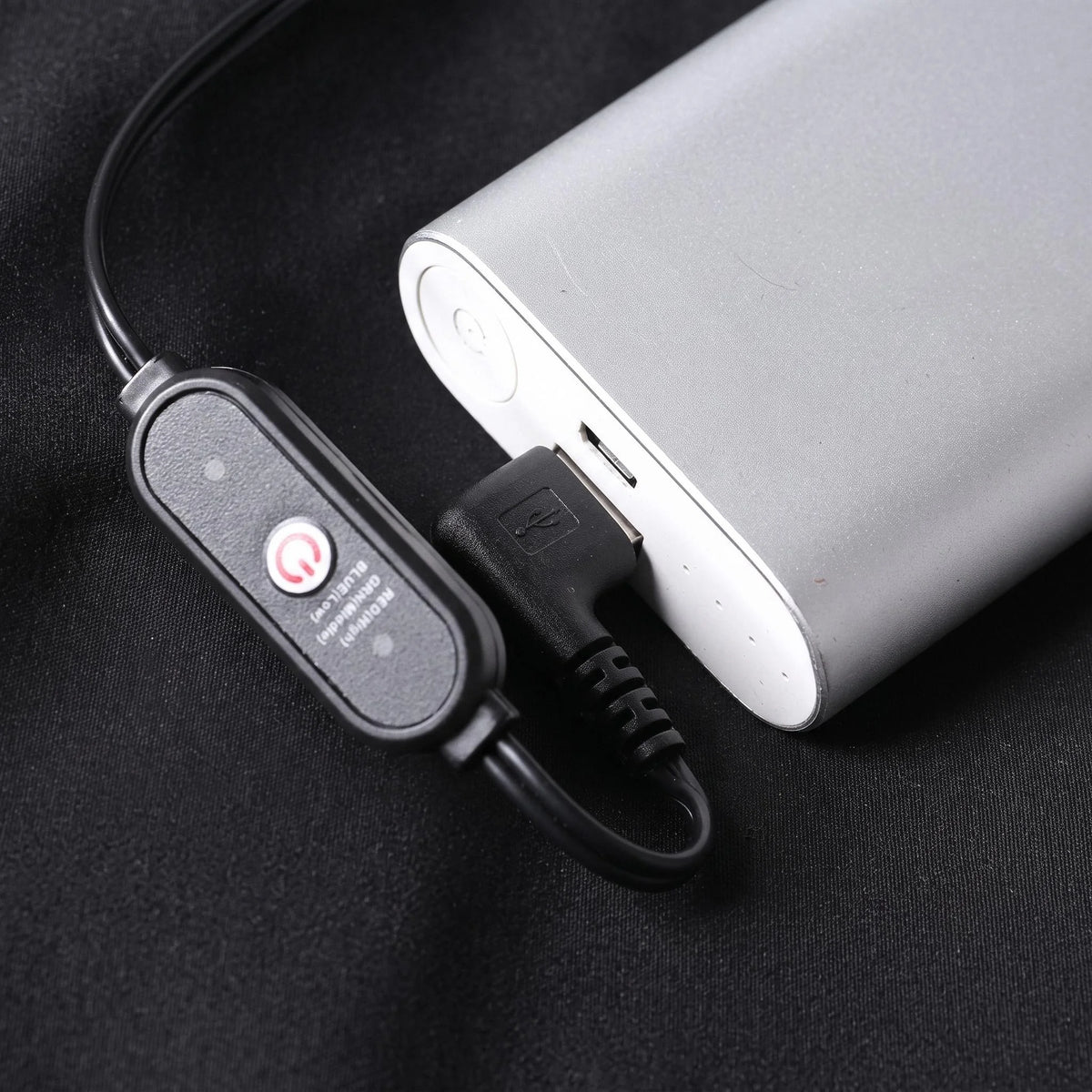 Prise USB coudée de la veste branchée sur une batterie externe, batterie non incluse