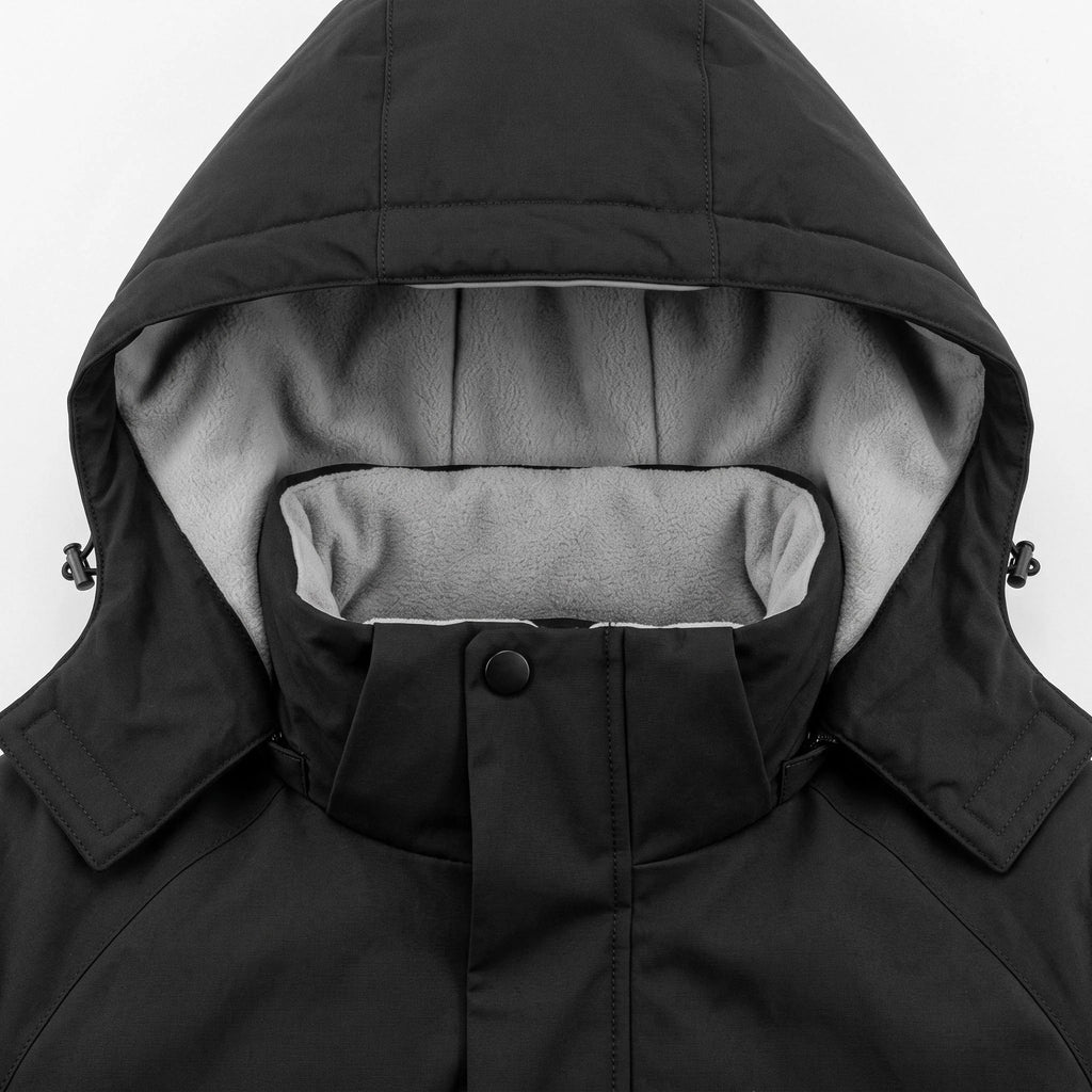 Capuche et col montant de la veste noire doublés de polaire gris clair