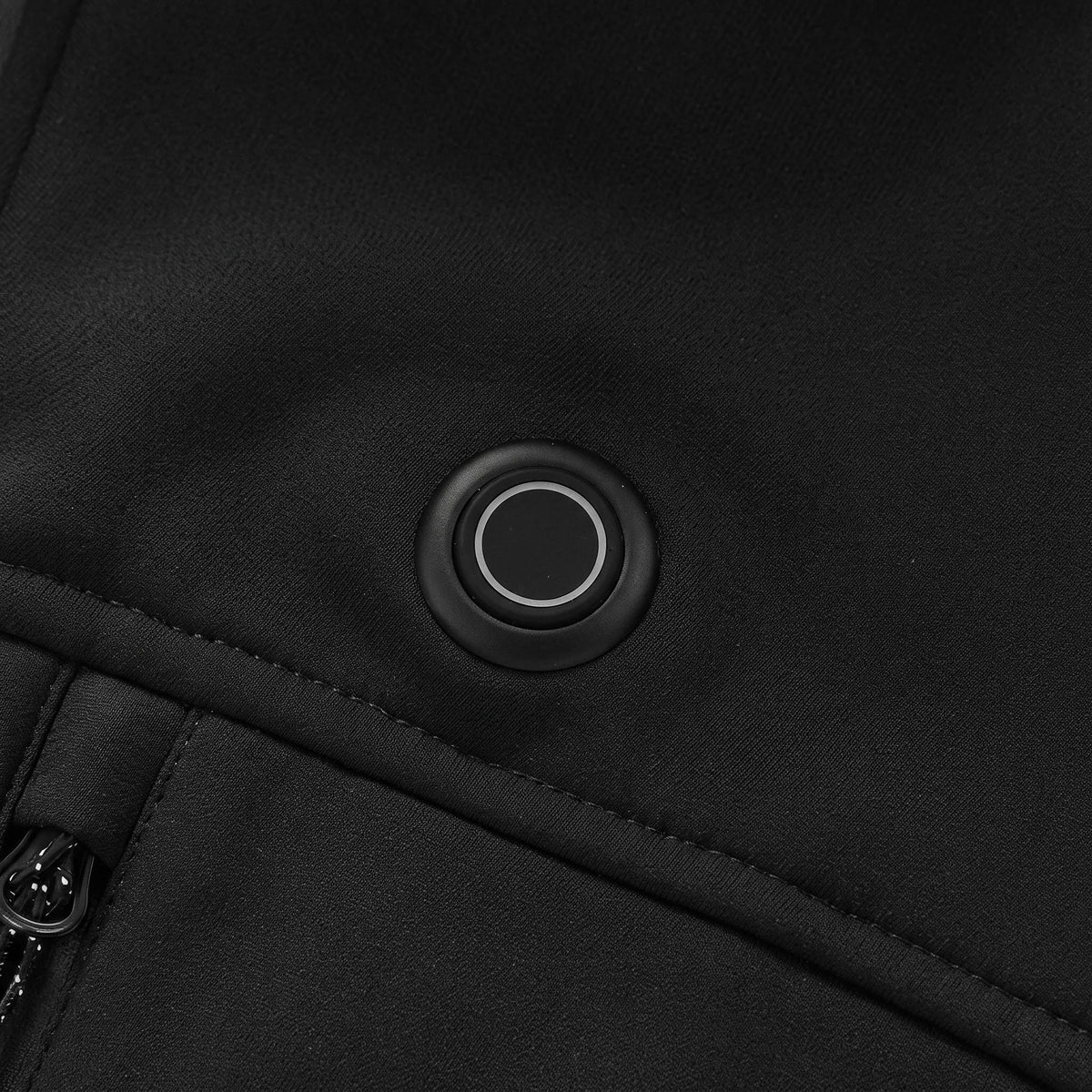 Bouton de chauffe rond sur la poitrine du gilet noir