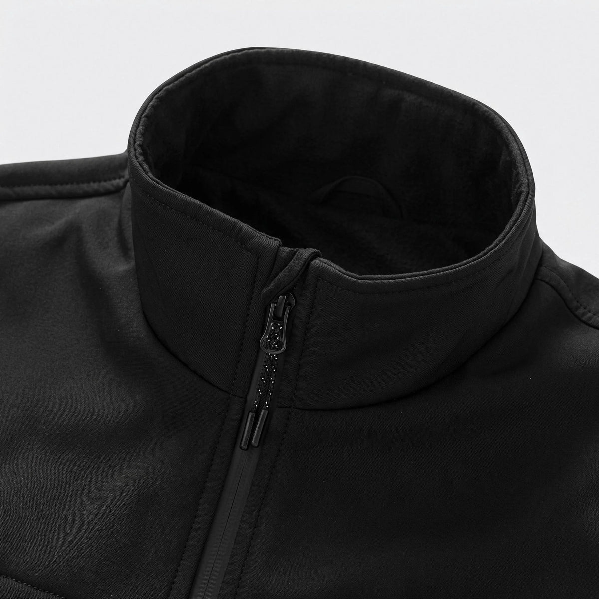 Col montant du gilet softshell noir, doublé à l'intérieur