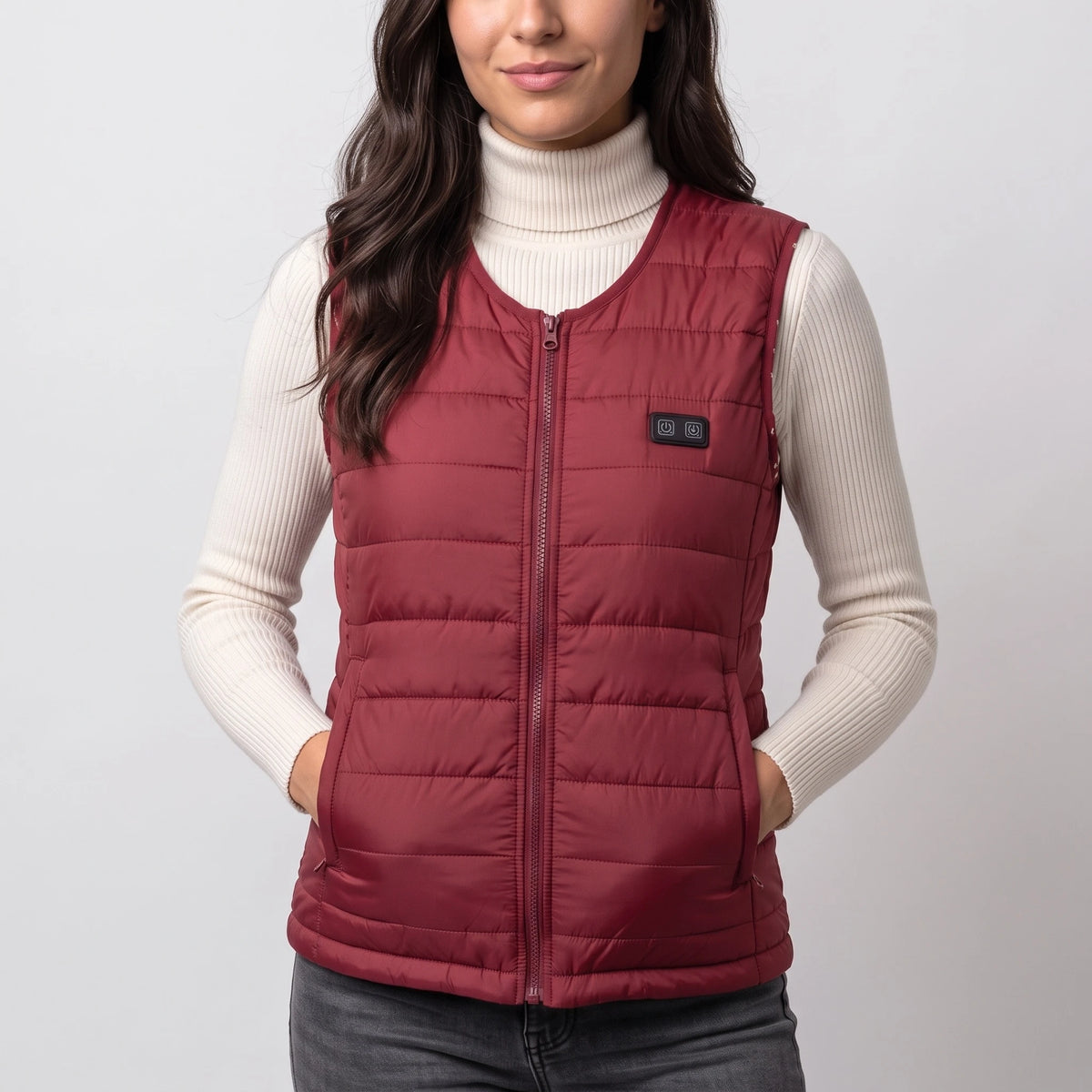 Gilet chauffant léger rouge bordeaux porté par une femme, les mains dans les poches