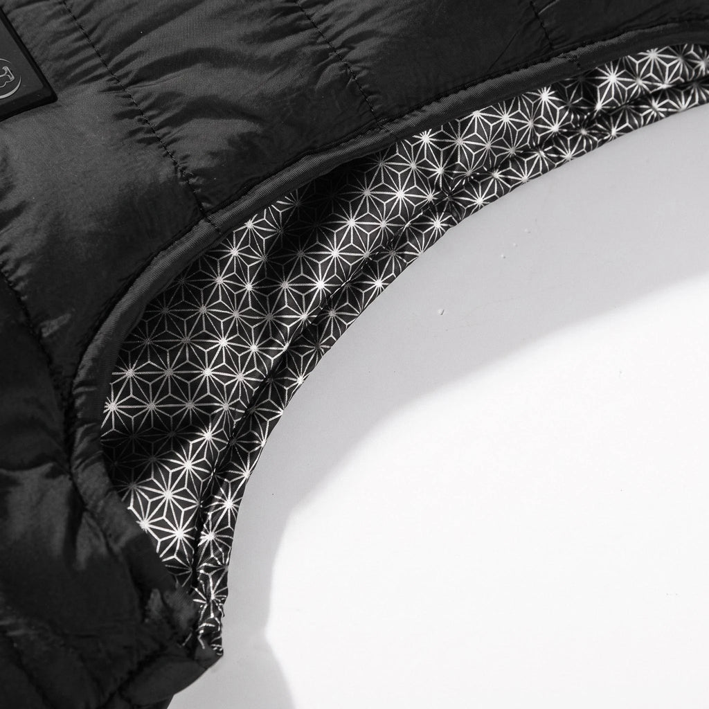 Emmanchure du gilet noir et sa doublure imprimée d'étoiles