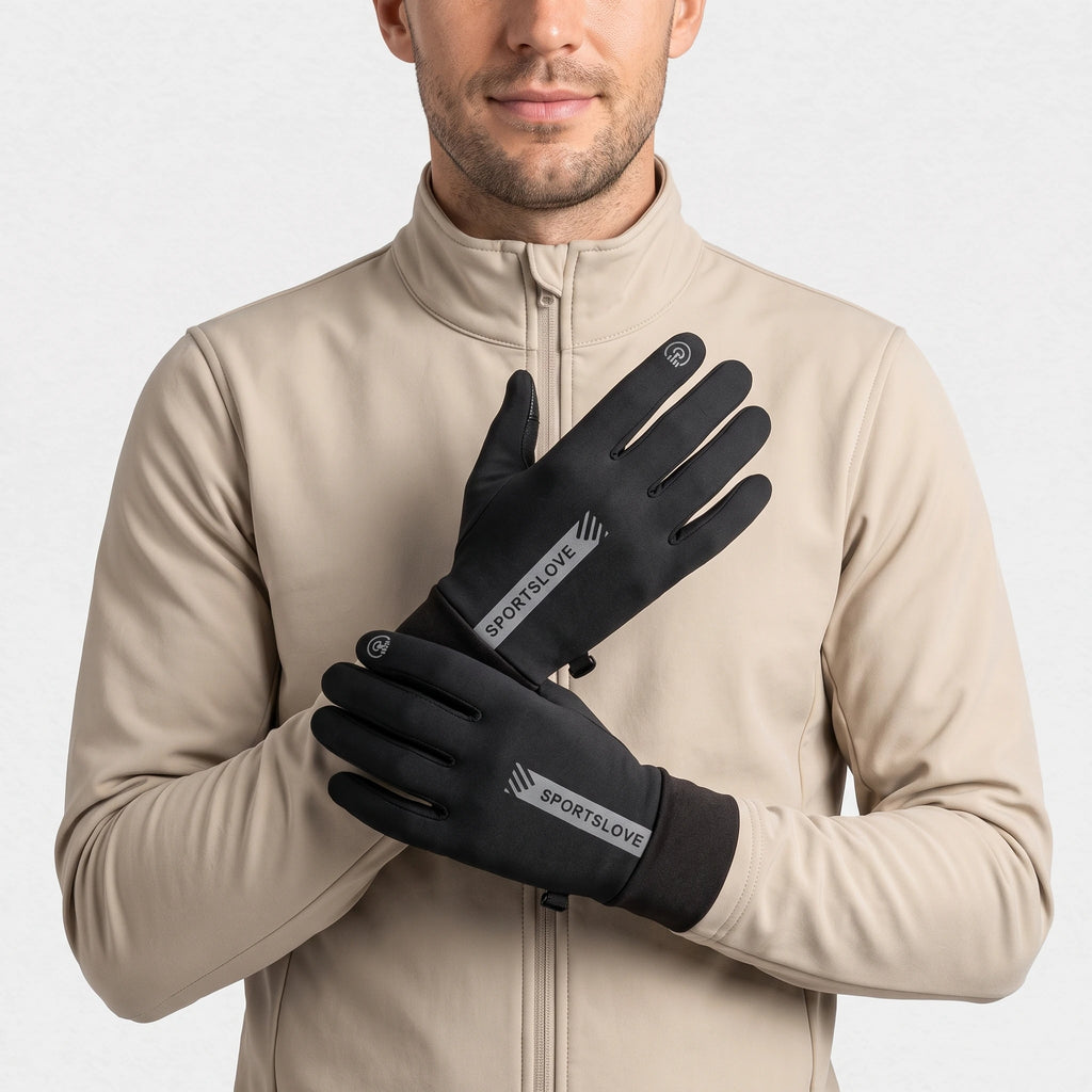 Gants chauffants USB fins noirs portés par un homme, mains croisées devant une veste softshell sable