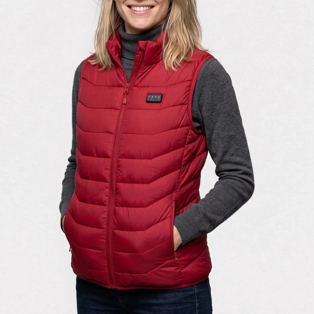 Gilet chauffant rouge porté par une femme souriante, les mains dans les poches