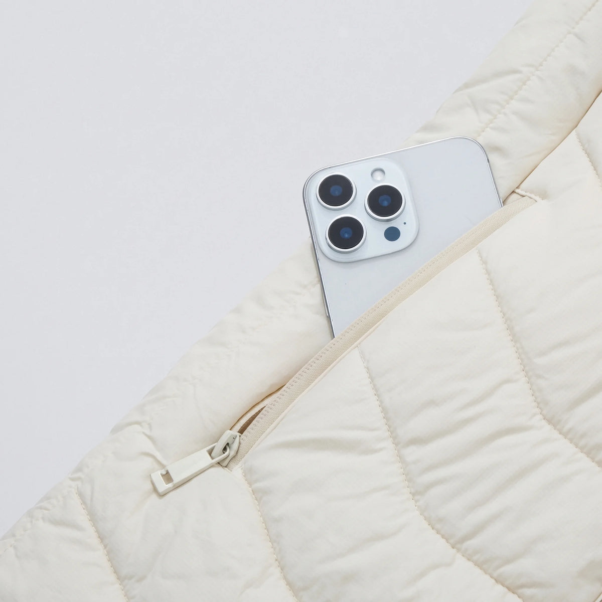 Poche latérale zippée du gilet, assez profonde pour un téléphone