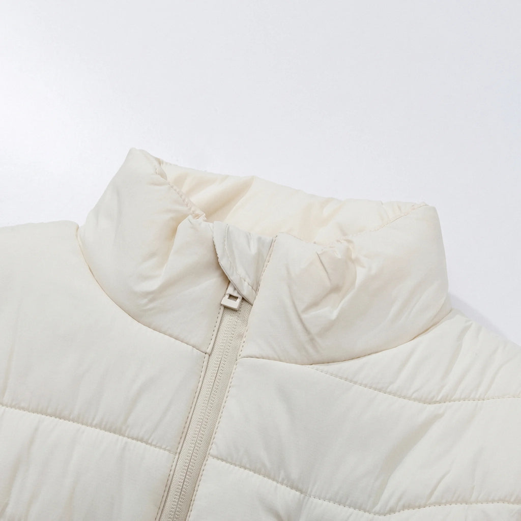 Col montant matelassé du gilet chauffant, ici en blanc cassé