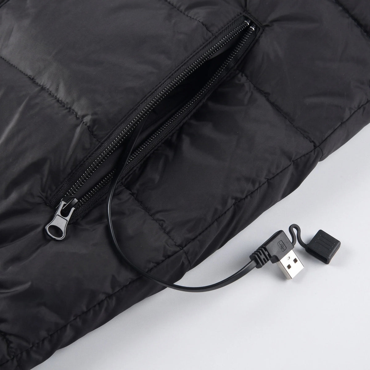 Poche intérieure zippée du gilet avec sa prise USB coudée pour la batterie externe, batterie non incluse
