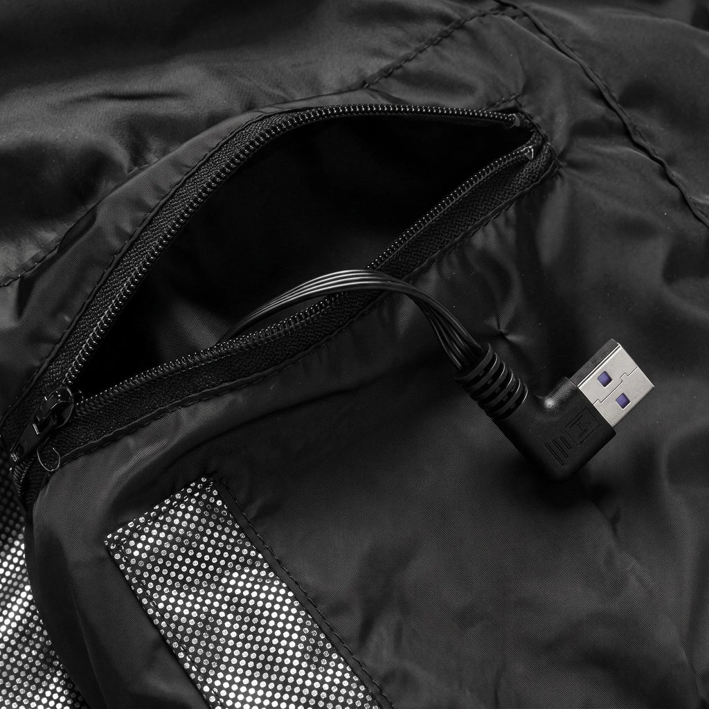 Poche intérieure zippée du gilet avec sa prise USB coudée pour la batterie externe, batterie non incluse
