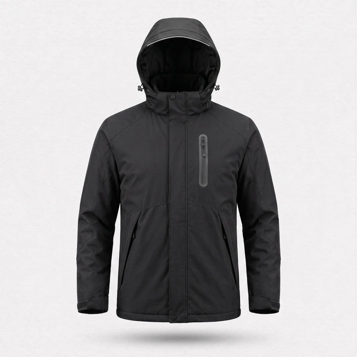 Veste chauffante homme noire vue de face : capuche réglable, poche de poitrine zippée, deux poches basses