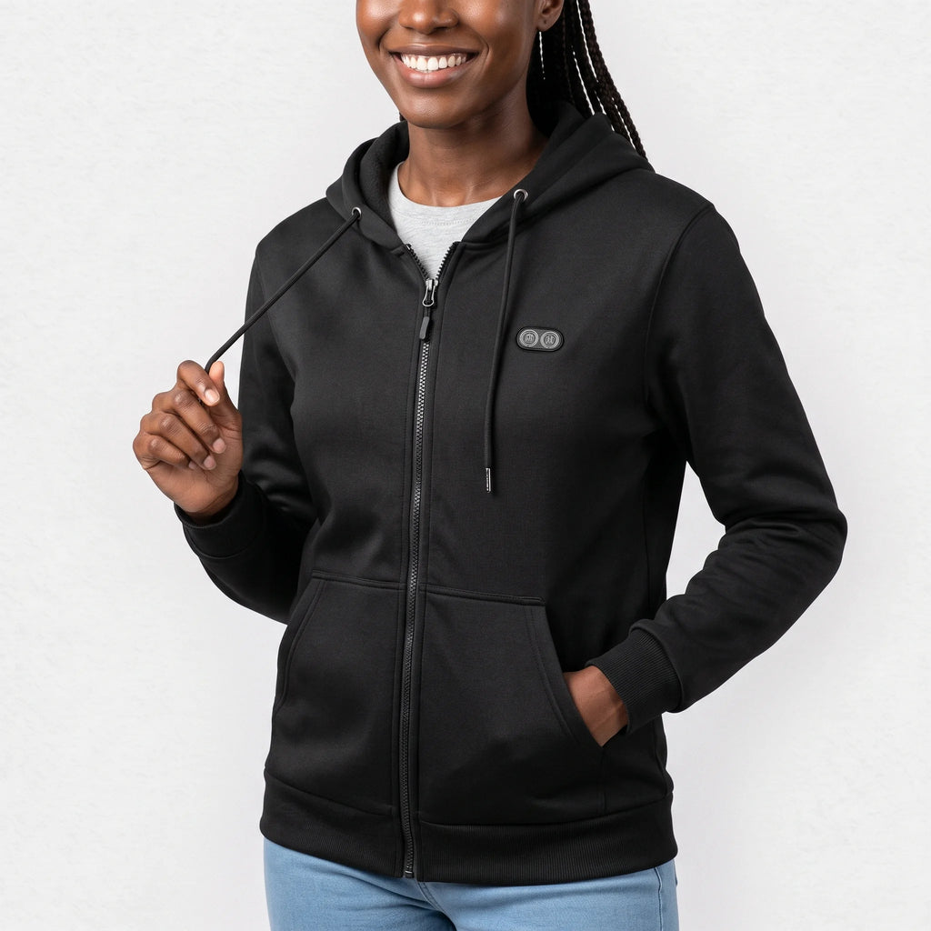 Sweat chauffant zippé noir à capuche porté par une femme souriante qui tient un cordon