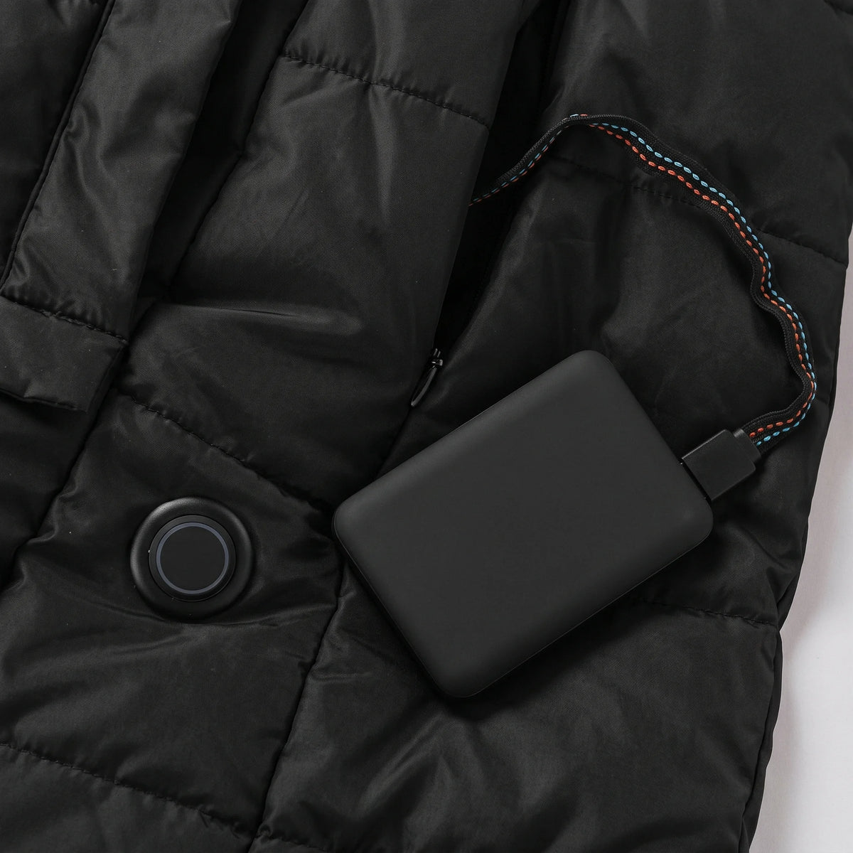 Batterie externe branchée sur le câble USB de la parka, batterie non incluse