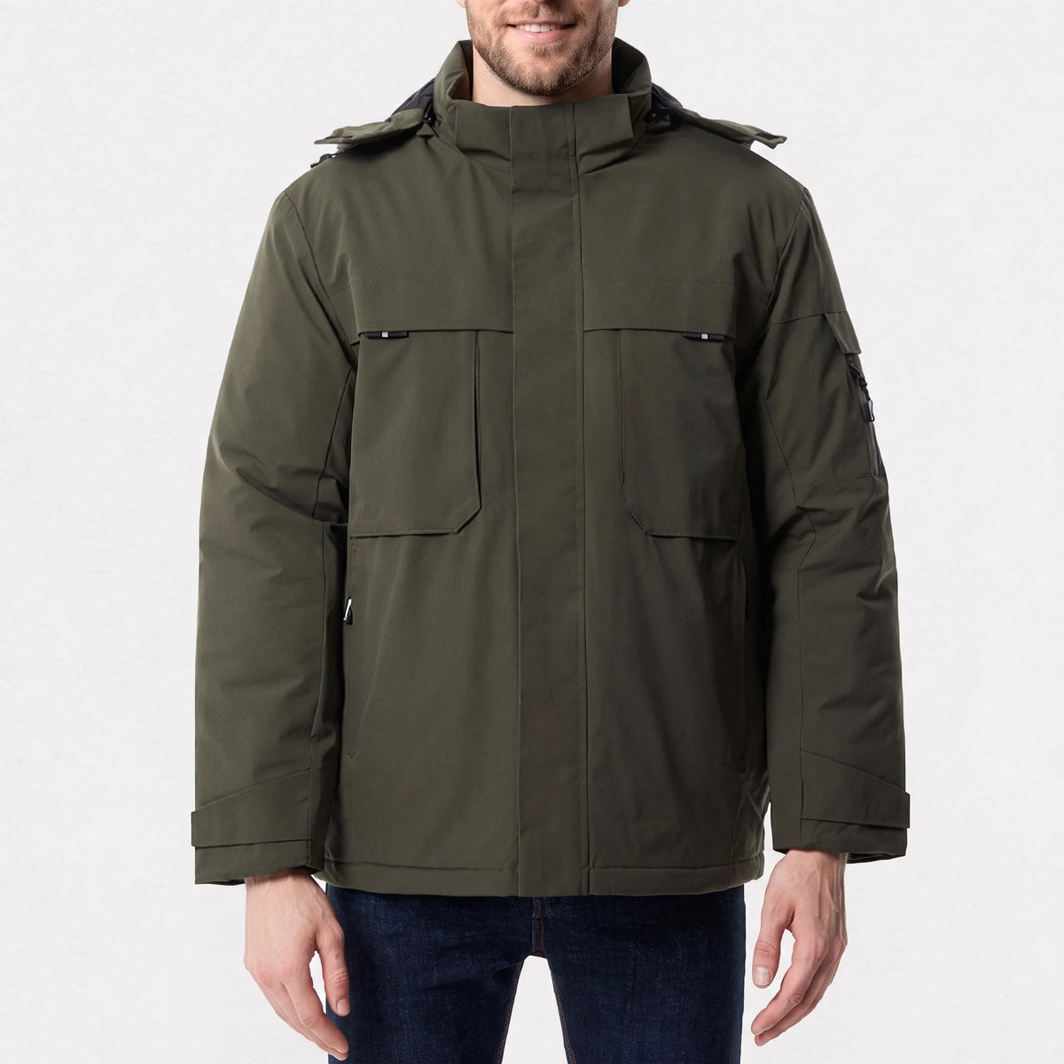 Parka chauffante courte vert olive portée par un homme souriant, poche zippée sur la manche