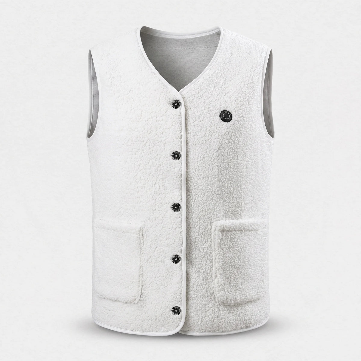 Gilet chauffant sherpa blanc vu de face : col en V, cinq boutons, deux poches plaquées