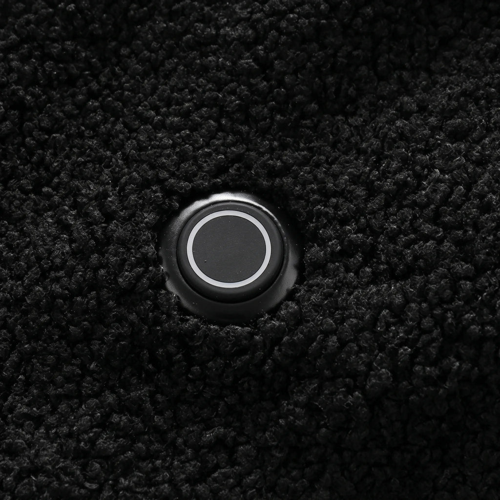 Bouton de chauffe rond et lumineux sur la poitrine du gilet