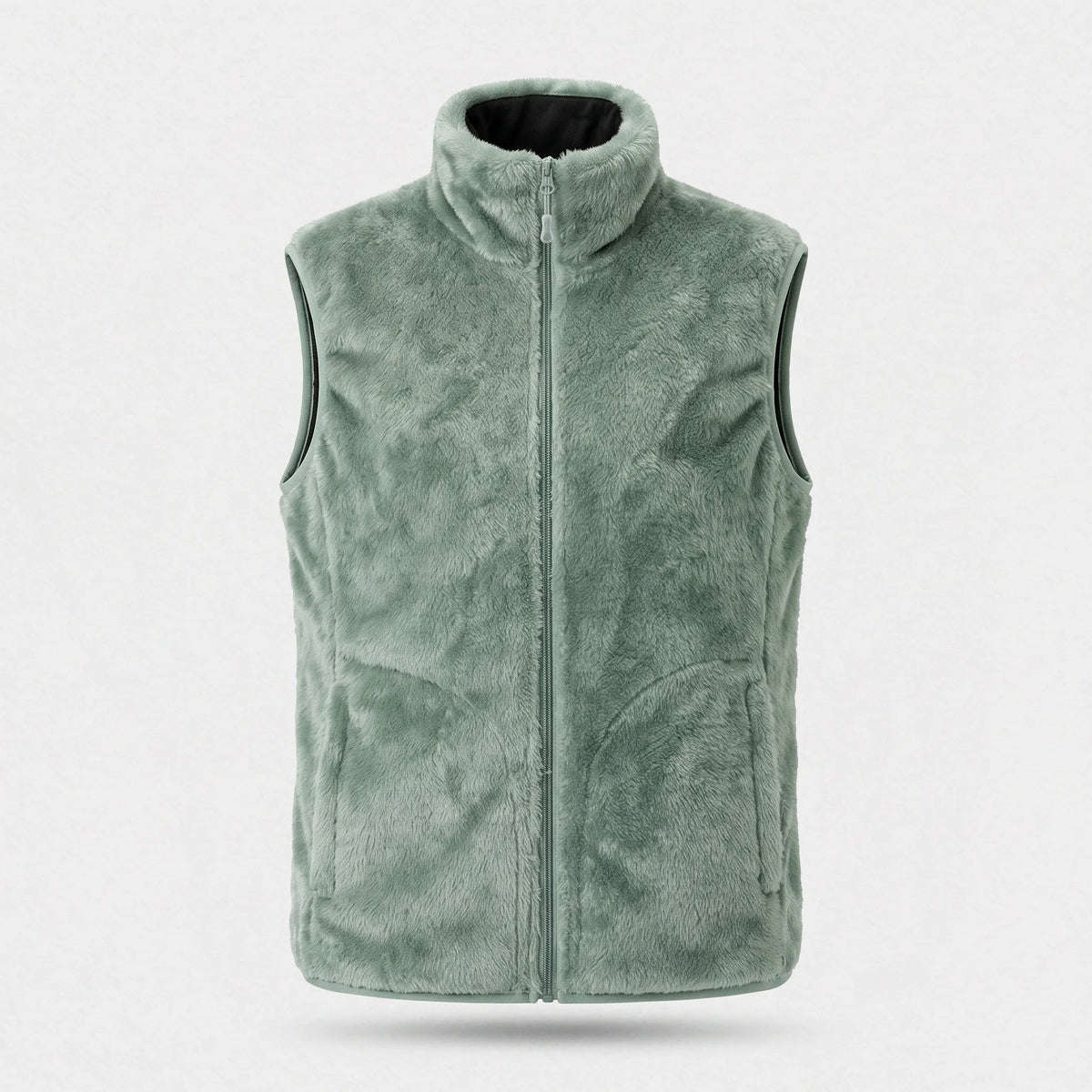 Gilet chauffant en peluche vert sauge vu de face : col montant, fermeture pleine longueur