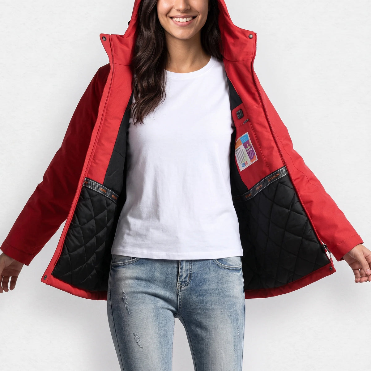 Veste chauffante femme rouge portée ouverte par une femme souriante, doublure matelassée noire