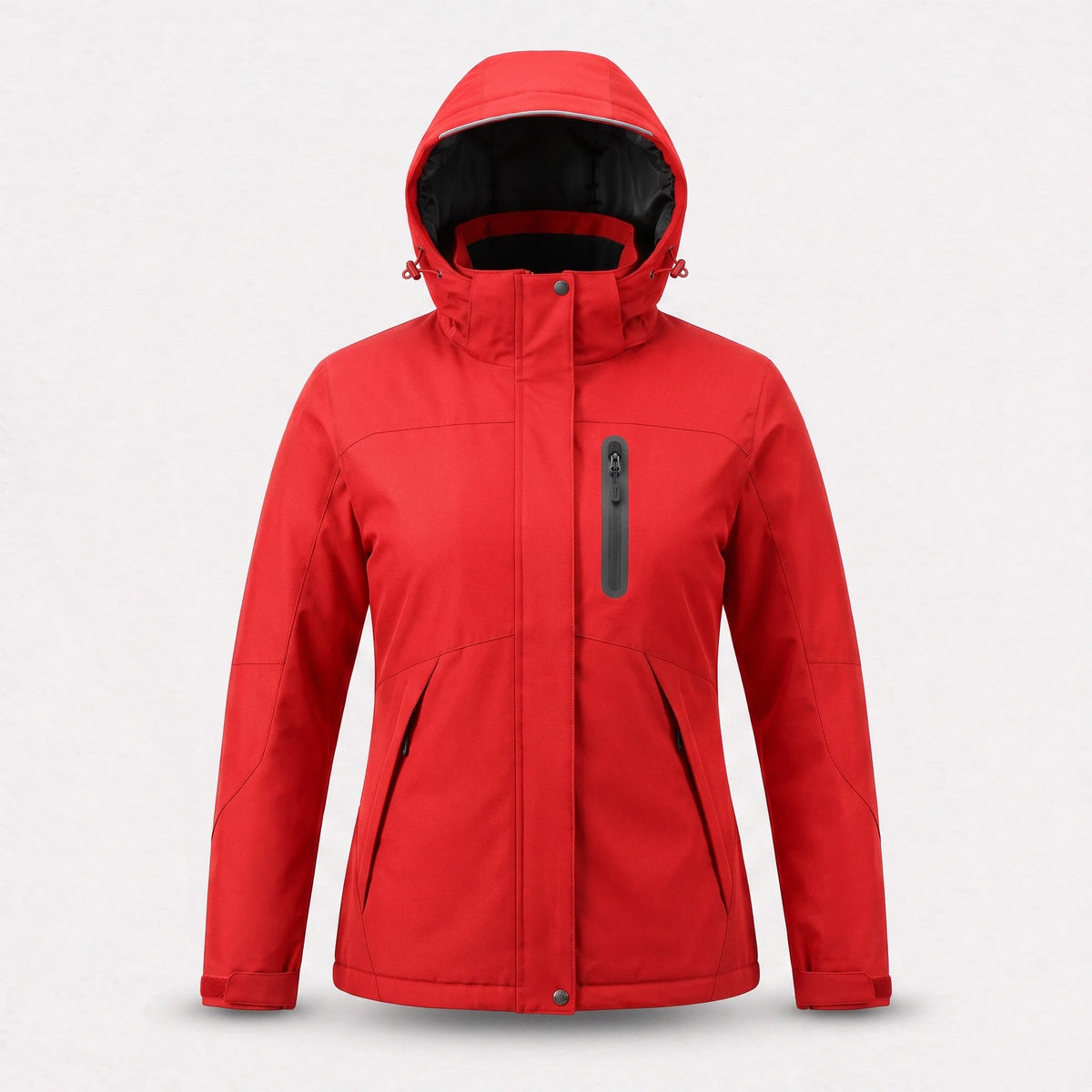 Veste chauffante femme rouge vue de face : capuche réglable, poche de poitrine zippée, deux poches basses