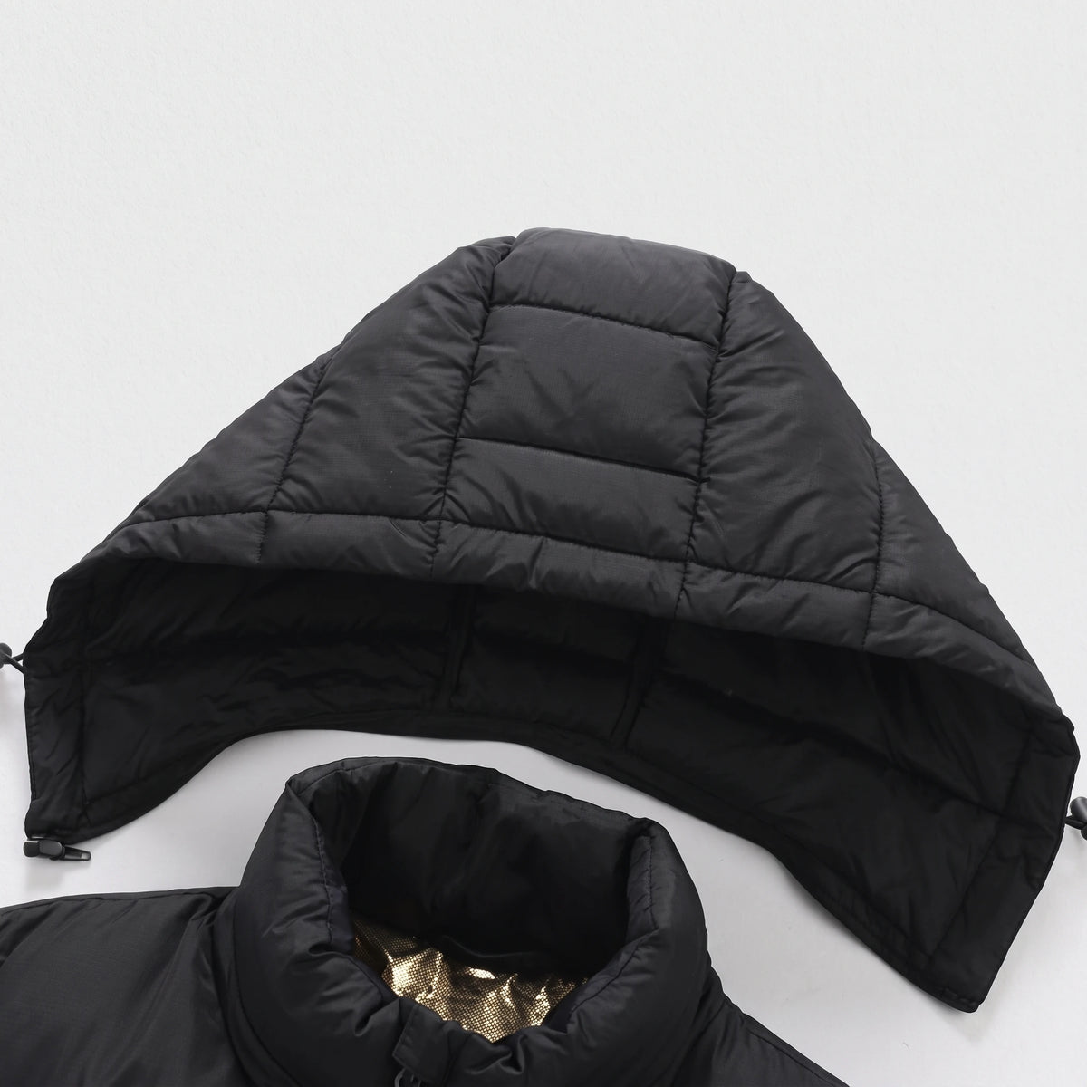 Capuche matelassée à cordons et col montant doublé d'une doublure dorée réfléchissante