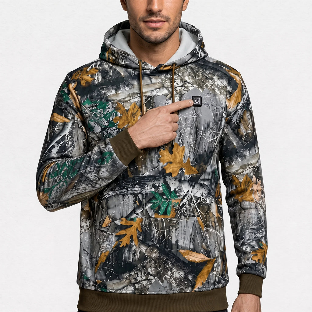 Sweat à capuche chauffant camouflage porté par un homme qui montre le bouton sur sa poitrine