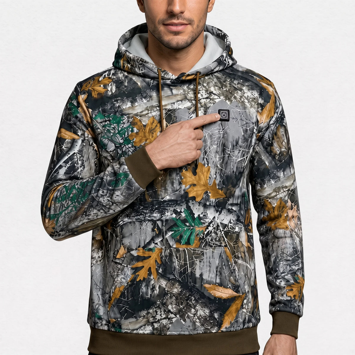 Sweat à capuche chauffant camouflage porté par un homme qui montre le bouton sur sa poitrine