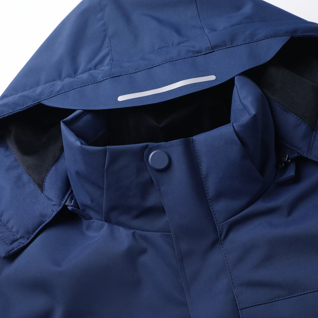 Capuche amovible avec bande réfléchissante et col montant fermé par une pression