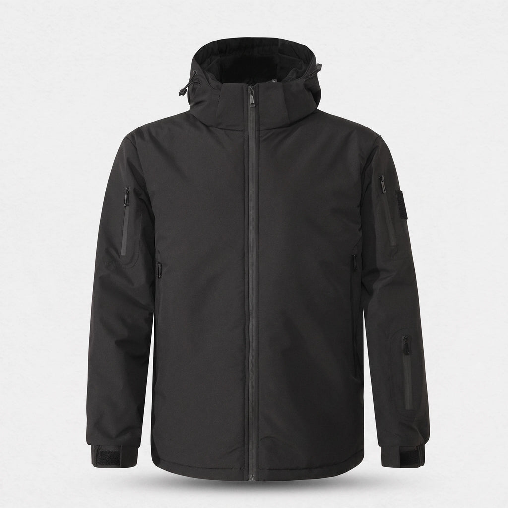 Veste chauffante noire vue de face : capuche, poches zippées sur les manches, aucun bouton visible
