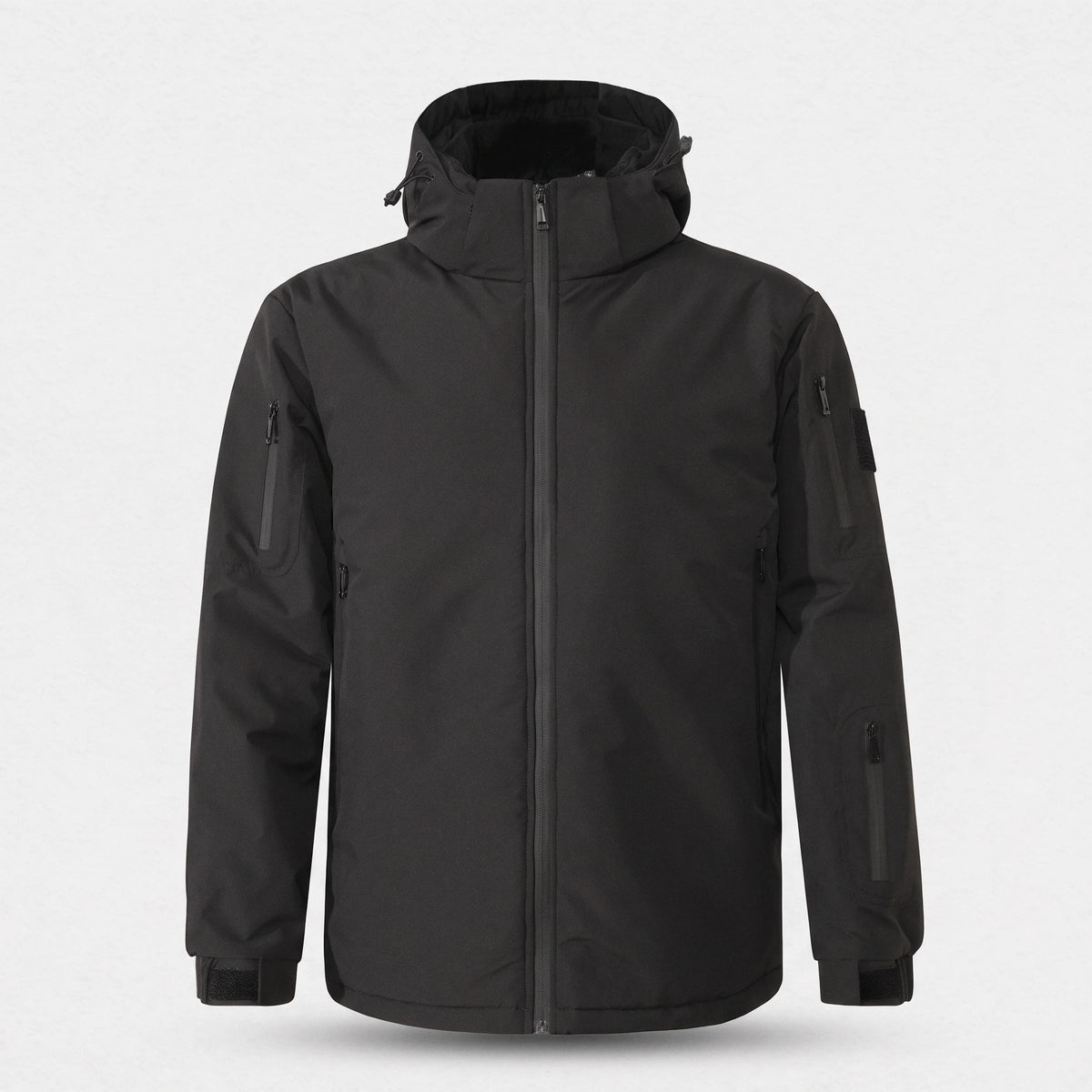 Veste chauffante noire vue de face : capuche, poches zippées sur les manches, aucun bouton visible