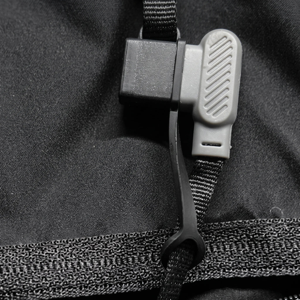 Prise USB coudée avec capuchon, qui sort de la poche zippée