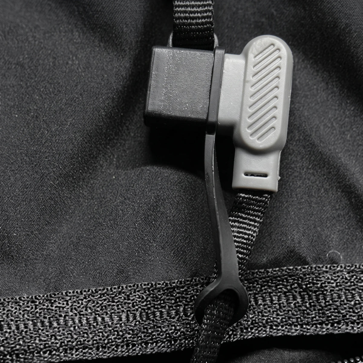 Prise USB coudée avec capuchon, qui sort de la poche zippée